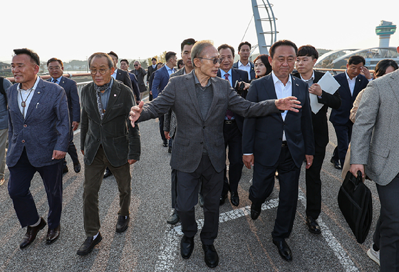 이명박 전 대통령이 25일 경기 여주시 한강문화관에서 열린 4대강 보 걷기 행사에 참석하며 지지자들과 인사를 나누고 있다. 2023.10.25. [사진=뉴시스(공동취재단)]