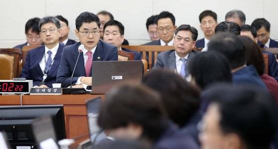 김창기 국세청장이 지난 10일 국세청 국정감사에서 답변하고있다. 김 청장은 지난해 국감에서 유플러스아이티에 대해 국세청이 사기 혐의로 형사고발했다고 밝힌 바 있다. [뉴시스]