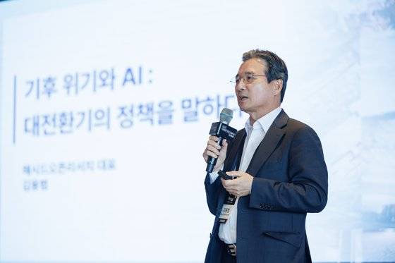 임팩트 투자사 소풍벤처스가 주최·주관하고 카카오임팩트가 후원한 ‘2023 클라이밋 테크 스타트업 서밋’이 지난 19~21일 제주에서 열렸다. 김용범 해시드오픈리서치 대표(전 기획재정부 차관)이 발언하고 있다. 사진 소풍벤처스