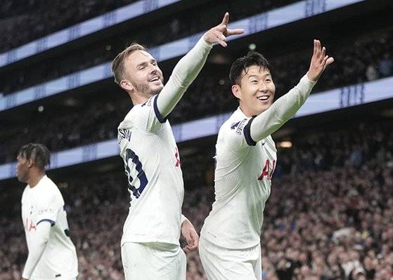 프리미어리그 풀럼과의 경기에서 추가골을 넣은 뒤 다트를 던지는 듯한 세리머니를 하는 토트넘의 제임스 매디슨(가운데)과 손흥민. [AP=연합뉴스]