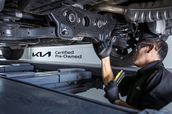 최종 출고 검수에서 차량 하부 검수/사진=기아