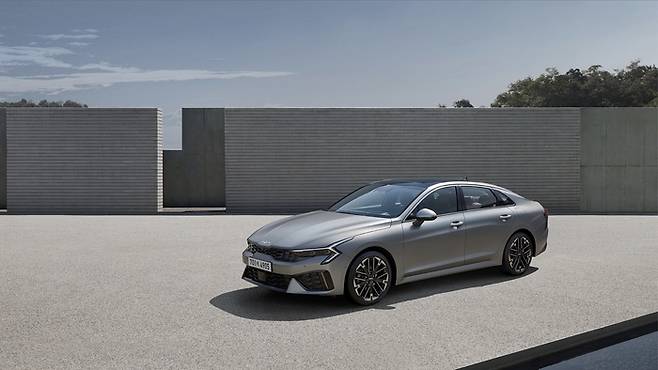 문스케이프 매트 그레이 외장 색상이 적용된 기아 K5 상품성 개선 모델 ‘더 뉴 K5’(사진=기아)