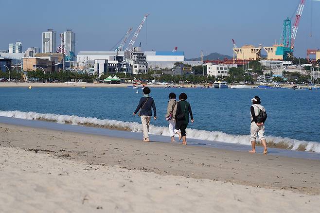 울산 동구 일산해수욕장 백사장에서 주민들이 맨발로 산책을 하고 있다. <자료=울산 동구청>