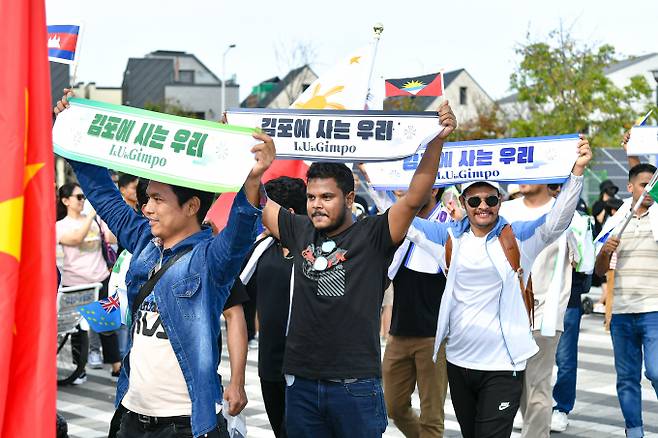 지난 9월 24일 김포에서 열린 세계인 큰잔치에서 김포거주 이주민들이 ‘김포에 사는 우리’ 슬로건을 들고 행진하고 있다. / 사진제공=김포시