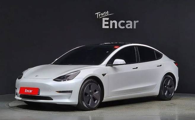 [서울=뉴시스] 9월 전기차 대표 모델 중 가장 많이 시세가 하락한 ‘테슬라 모델3 롱레인지’ (사진=엔카닷컴) 2023.10.24 photo@newsis.com *재판매 및 DB 금지