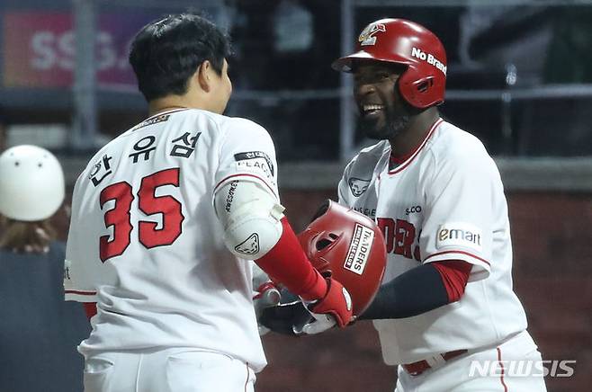 [인천=뉴시스] 황준선 기자 = 23일 오후 인천 SSG랜더스필드에서 열린 2023 KBO 포스트시즌 준플레이오프 NC다이노스와 SSG 랜더스의 2차전 경기, 4회 말 무사 1루 상황 SSG 한유섬이 투런포를 날린 뒤 홈을 돌며 에레디아와 기쁨을 나누고 있다. 2023.10.23. hwang@newsis.com