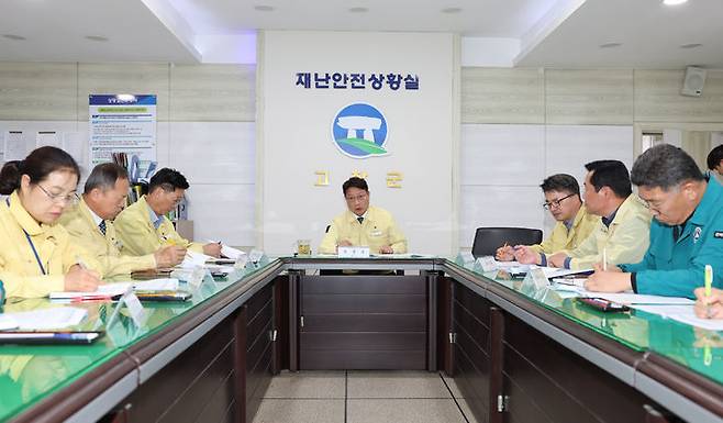 25일 오후 비상상황에 급히 열린 고창군의 소사육농가 '럼피스킨병' 유입차단 긴급대책회의, 노형수 부군수(가운데)가 회의를 주재하는 가운데 군 축산과, 환경위생과, 안전총괄과, 행정지원과, 보건소 등 관계부서장들이 럼피스킨병 바이러스 유입차단을 위한 대책을 논의하고 있다. *재판매 및 DB 금지