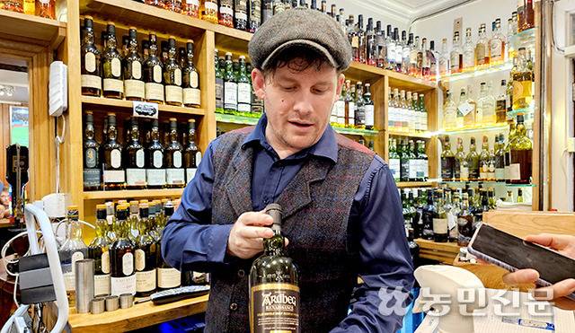 영국 스코틀랜드 아일레이섬에서 38년간 ‘루치스바’를 운영하고 있는 피터 맥렐란 대표가 이 섬의 대표 위스키인 ‘아드벡’을 보여주고 있다. 이곳엔 무려 1500종의 위스키가 있다.