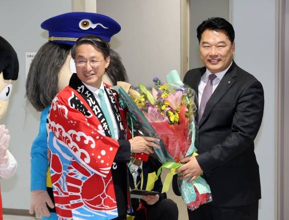 에어서울 인천~돗토리(요나고) 노선이 재운항된 25일 오후 일본 돗토리현 요나고키타로 공항에서 에어서울 조진만 대표(오른쪽)와 히라이 신지 돗토리현 지사가 기념촬영을 하고 있다. 인천~돗토리 노선은 코로나 팬데믹 이전 2019년 10월까지 에어서울이 단독으로 주 6회 운항하던 노선으로 약 4년 만에 운항을 재개했다.2023. 10. 25 도준석 기자