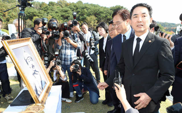 25일 오전 대전 유성구 국립대전현충원에서 열린 홍범도 장군 순국 제80주기 추념식과 청산리전투 승전 기념식에서 홍범도 장군기념사업회 이사장을 맡고 있는 우원식 더불어민주당 의원과 박민식 장관이 홍범도장군 묘역을 살펴보고 있다. 연합뉴스