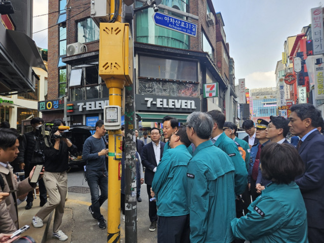 오세훈 서울시장이 CCTV 폴대에 설치된 비상벨의 작동 여부를 확인하고 있다. 정유민 기자