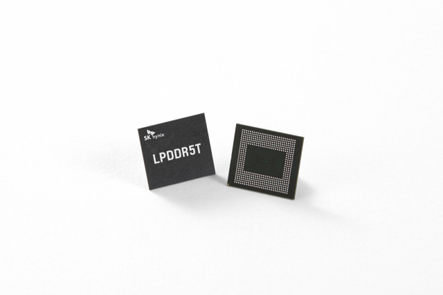 SK하이닉스의 LPDDR5T 제품 사진. 사진제공=SK하이닉스