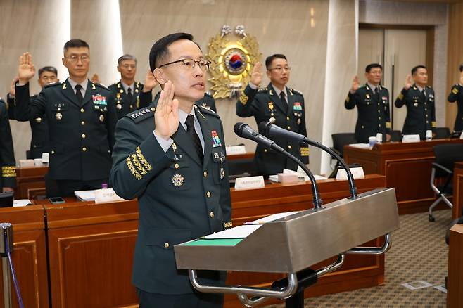 10월23일, 충남 계룡대 육군본부에서 열린 국회 국방위원회의 육군본부에 대한 국정감사에서 박정환 육군참모총장이 선서하고 있다. ⓒ연합뉴스