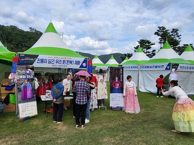 2023 가을 밀양강 오딧세이 축제의 한복입기 체험부스 현장 ⓒ밀양시