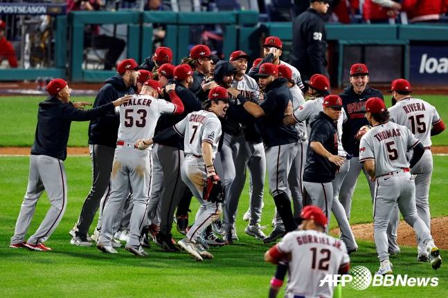 애리조나 선수단이 25일(한국시간) 미국 펜실베이니아주 필라델피아의 시티즌스 뱅크 파크에서 열린 2023 메이저리그 포스트시즌 내셔널리그 챔피언십 시리즈 7차전에서 승리한 직후 기뻐하고 있다./AFPBBNews=뉴스1