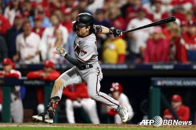 애리조나의 코빈 캐롤이 7차전에서 외야로 공을 보내고 있다. /AFPBBNews=뉴스1