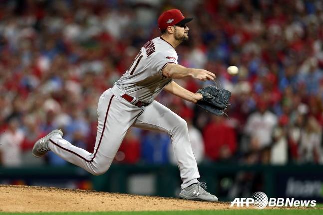 애리조나의 라이언 톰슨이 25일(한국시간) 7차전에서 역투하고 있다./AFPBBNews=뉴스1