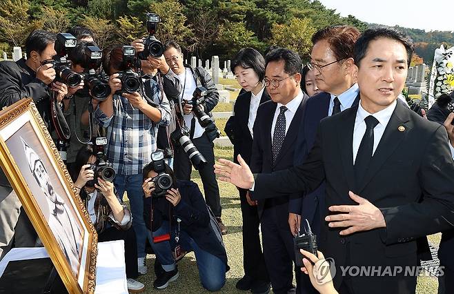 홍범도 장군 묘역 보는 우원식 의원과 박민식 장관 (대전=연합뉴스) 이주형 기자 = 25일 오전 대전 유성구 국립대전현충원에서 열린 홍범도 장군 순국 제80주기 추념식과 청산리전투 승전 기념식에서 홍넘도장군기념사업회 이사장을 맡고 있는 더불어민주당 우원식 의원과 박민식 장관이 홍범도 장군 묘역 앞에서 이야기를 나누고 있다. 2023.10.25 coolee@yna.co.kr