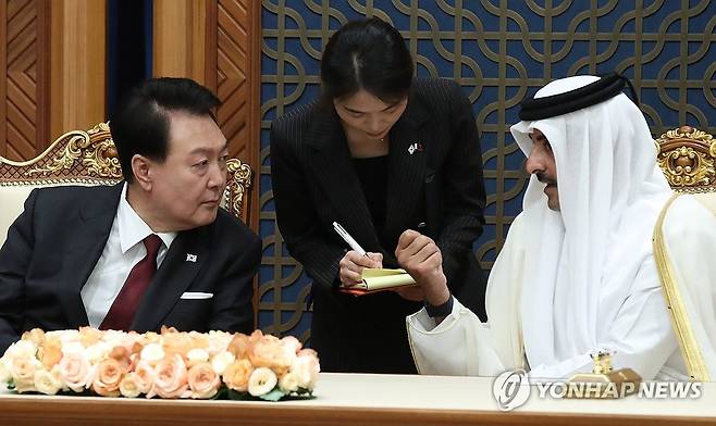 윤석열 대통령, 카타르 국왕과 대화 (도하=연합뉴스) 진성철 기자 = 카타르를 국빈 방문 중인 윤석열 대통령이 25일(현지시간) 도하의 카타르 왕궁인 '아미리 디완'에서 열린 한·카타르 MOU 서명식에서 타밈 빈 하마드 알사니 카타르 국왕과 대화하고 있다.     2023.10.25 zjin@yna.co.kr