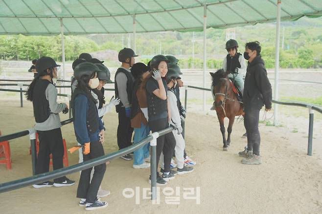 지난 1학기 전교생 승마수업을 받고 있는 중동초 학생들(사진=중동초 제공)