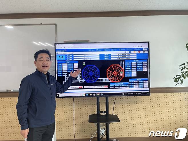 조찬기 KGC인삼공사 원주공장장이 스마트팩토리 공정에 대해 설명하고 있다. ⓒ 뉴스1/신민경 기자.