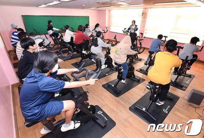 한국암웨이 청소년 건강 증진 스마트 바이크 '25센트 라이드' 200여대 기부 이미지(한국암웨이 제공)