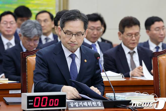 한기정 공정거래위원회 위원장이 16일 서울 여의도 국회에서 열린 정무위원회의 공정거래위원회 등에 대한 국정감사에서 자료를 살펴보고 있다. 2023.10.16/뉴스1 ⓒ News1 황기선 기자