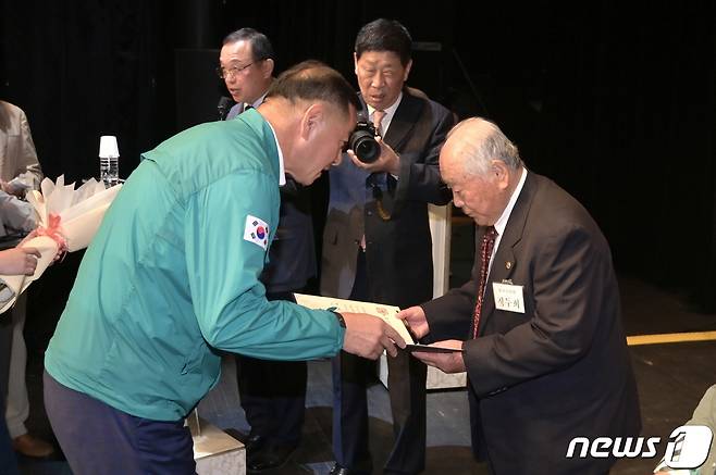 26일 '제 27회 노인의 날 기념식'에서 최원철 공주시장(왼쪽)이 표창장을 수여하고 있다. (공주시 제공) / 뉴스1