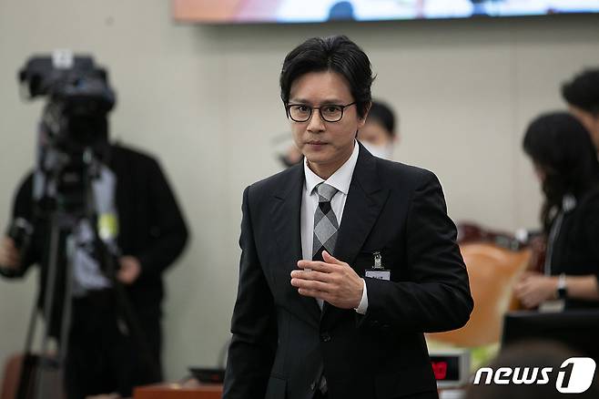 김민종 KC컨텐츠 대표가 26일 오후 서울 여의도 국회에서 열린 산업통상자원중소벤처기업위원회의 산업통상자원부에 대한 종합감사에서 증인 선서문을 제출한 뒤 자리로 향하고 있다. 2023.10.26/뉴스1 ⓒ News1 이승배 기자