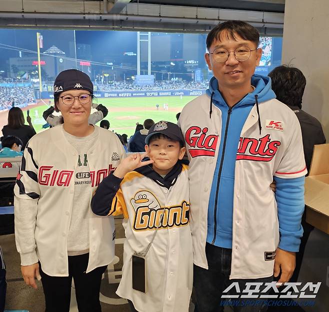 창원구장에서 만난 롯데팬 이상원씨 가족. 10살 아들에게도 롯데 팬심을 전수했다. 김영록 기자