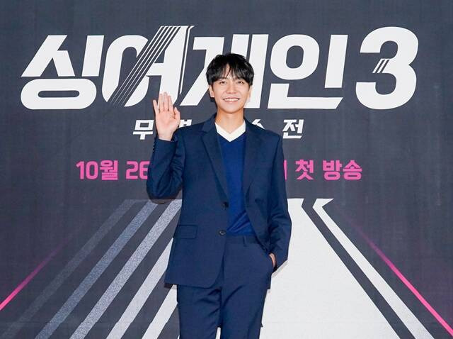 가수 이승기가 26일 서울 마포구 상암동 중소기업DMC타워에서 진행한 JTBC 예능프로그램 '싱어게인 시즌3-무명가수전' 제작발표회에 참여했다. /JTBC