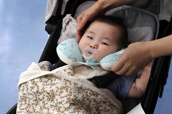 한 아이가 영유아 목베개를 착용해보고 있다. 사진은 본 기사와 관련 없음./뉴스1