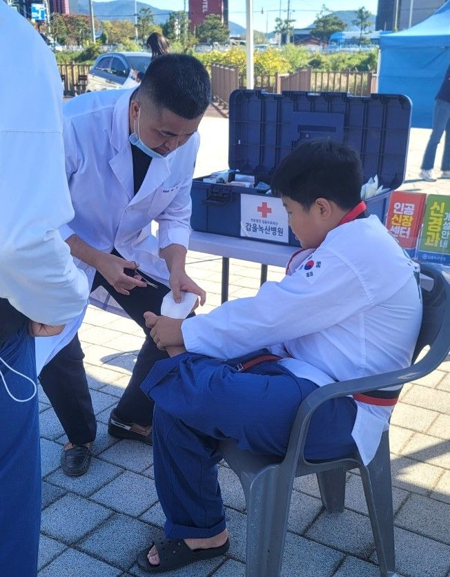 갑을녹산병원 의료진이 행사에 참여한 한 어린이의 상처를 치료하고 있다. 병원 제공