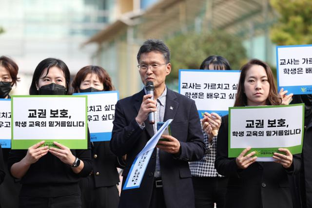 24일 광주 북구 한 초등학교 앞에서 초등교사노동조합원들이 이 학교 A교사에 대한 교권 회복 촉구 집회를 하고 있다. A교사는 학생 간 싸움을 말리는 과정에서 책상을 밀쳤다가 아동학대 혐의로 학부모에게 고소당해 검찰에서 무혐의 처분을 받았다. 연합뉴스