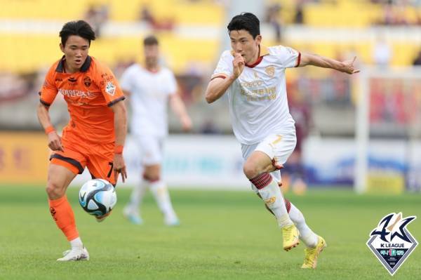 치열한 스피드 경합을 펼치고 있는 포항 스틸러스 김인성(오른쪽)과 강원FC 양현준. 사진=프로축구연맹
