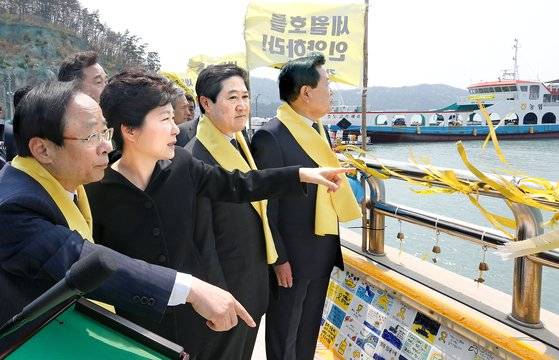 박근혜 대통령이 2015년 4월 16일 세월호 1주기를 맞아 전남 진도 팽목항을 방문했다. 박 대통령은 이날 “이제 세월호 선체 인양을 진지하게 준비해야 한다”며 “필요한 절차를 신속하게 진행해 가능한 한 빠른 시일 내 선체 인양에 나서도록 하겠다”고 말했다. 왼쪽부터 이주영 새누리당 의원, 박 대통령, 유기준 해양수산부 장관, 이동진 진도군수. [청와대사진기자단]