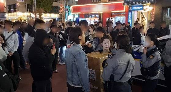 지난 21일 홍대 인근에서 박스로 상반신을 가린 채 거리를 활보한 '압구정 박스녀'의 모습. 플레이조커 제공