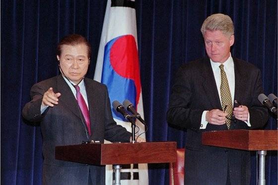 1998년 6월 9일 미국 워싱턴 DC 백악관에서 빌 클린턴 미 대통령과 함께 공동 기자회견을 하던 중 질문자를 지정하고 있다. [중앙포토, 사진 연세대 김대중도서관]