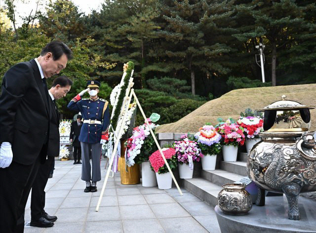 ▲ 윤석열 대통령이 작년 10월25일 박정희 전 대통령 서거 43주기를 하루 앞두고 서울현충원을 찾아 박 전 대통령 묘역를 참배하고 있다. 사진/대통령실 제공