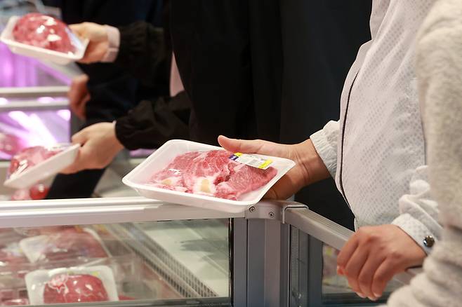 22일 서울 시내 한 대형마트 정육코너에서 시민이 장을 보고 있다. [사진 제공 = 연합뉴스]
