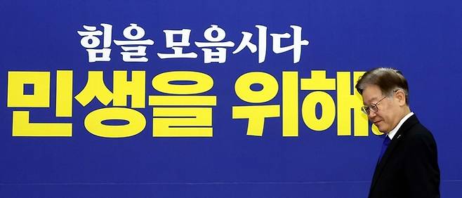 이재명, 전·현직 원내대표 오찬간담회

이재명 더불어민주당 대표가 26일 전·현직 민주당 원내대표들과 함께 오찬 간담회를 하기위해 입장하고 있다. [김호영기자]