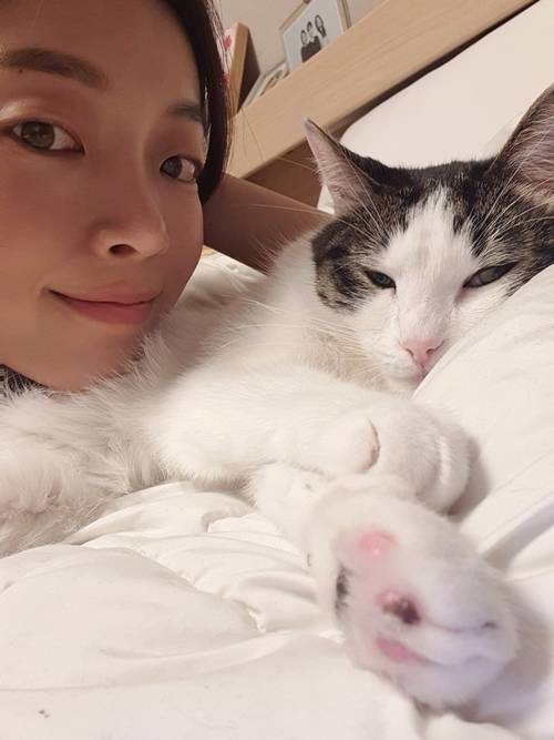 배우 김민채가 펫터뷰를 진행했다. 사진=김민채