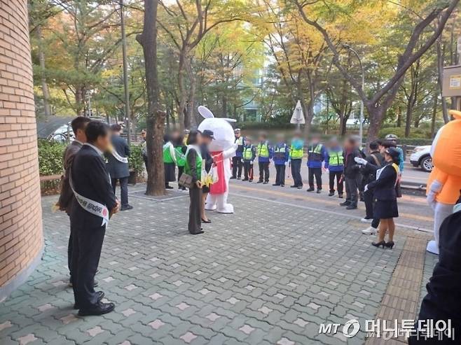 25일 오전 8시쯤 서울 양천구의 양명초등학교 정문 앞에서 '스쿨존 교통사고 제로 캠페인'이 진행됐다. /사진=오석진 기자