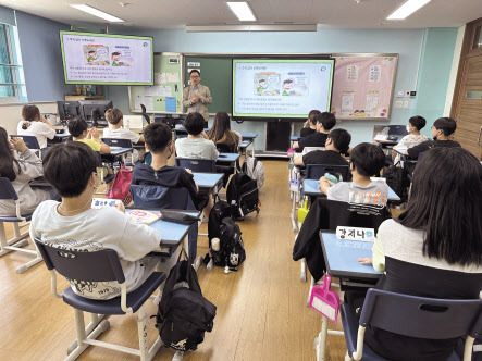 미래에셋생명은 ‘1사1교 금융교육’을 통해 아동청소년에게 올바른 경제 금융 교육을 펼치고 있다. [미래에셋생명 제공]