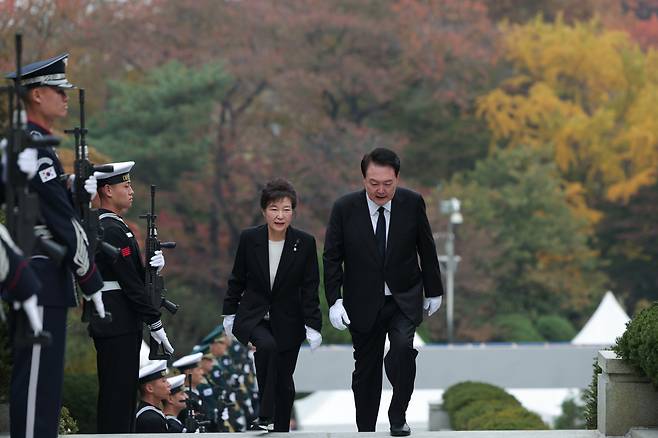 윤석열 대통령과 박근혜 전 대통령이 26일 서울 동작구 국립서울현충원 박정희 전 대통령 묘역에서 박 전 대통령 서거 제44주기 추도식을 마치고 함께 묘소 참배에 나서고 있다. [연합]