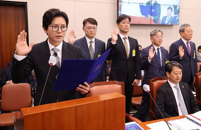 가수 겸 배우 김민종 KC컨텐츠 공동대표가 26일 서울 여의도 국회에서 열린 국회 산업통상자원중소벤처기업위원회의 산업통상자원부 국정감사에 증인으로 출석해 증인 선서를 하고 있다. [연합뉴스]