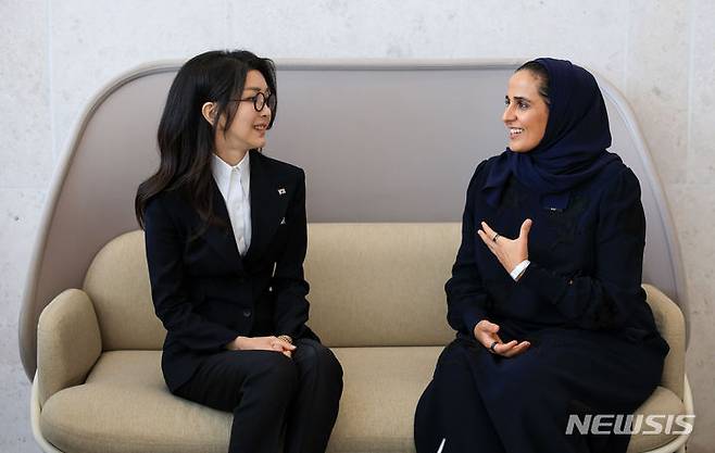 [도하=뉴시스] 전신 기자 = 카타르를 국빈 방문 중인 윤석열 대통령 부인 김건희 여사가 25일(현지시간) 카타르 도하 M7 미술관에서 카타르 국왕의 여동생인 알 마야사 공주와 만나 환담하고 있다. (공동취재) 2023.10.25. photo1006@newsis.com