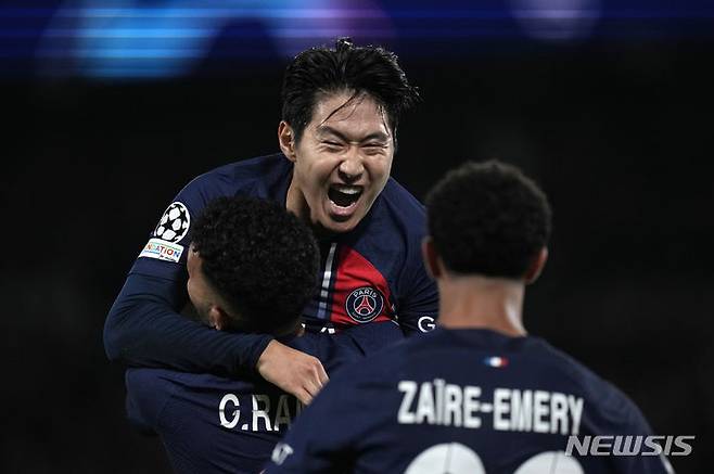 [파리=AP/뉴시스] 파리 생제르맹(PSG)의 이강인이 25일(현지시각) 프랑스 파리의 파르크 데 프랭스에서 열린 2023-24시즌 유럽축구연맹(UEFA) 챔피언스리그(UCL) 조별리그 F조 3차전 AC 밀란(이탈리아)과 경기 후반 44분 팀의 세 번째 득점 후 동료들과 환호하고 있다. 후반 교체 출전한 이강인은 PSG 데뷔골을 UCL에서 기록하며 팀의 3-0 승리에 기여했다. 2023.10.26.