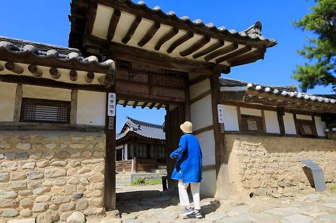 경남 함양 일두고택 입구인 솟을대문. 이시우 촬영. (사진=한국관광공사 제공) photo@newsis.com *재판매 및 DB 금지