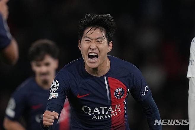 [파리=AP/뉴시스] 파리 생제르맹(PSG)의 이강인이 25일(현지시각) 프랑스 파리의 파르크 데 프랭스에서 열린 2023-24시즌 유럽축구연맹(UEFA) 챔피언스리그(UCL) 조별리그 F조 3차전 AC 밀란(이탈리아)과 경기 후반 44분 팀의 세 번째 득점 후 환호하고 있다. 후반 교체 출전한 이강인은 PSG 데뷔골을 UCL에서 기록하며 팀의 3-0 승리에 기여했다. 2023.10.26.